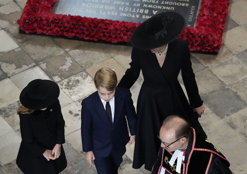 Кейт Миддлтон в украшениях Елизаветы II прибыла на похороны королевы вместе с детьми