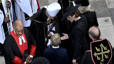 Фото - Кейт Миддлтон в украшениях Елизаветы II прибыла на похороны королевы вместе с детьми