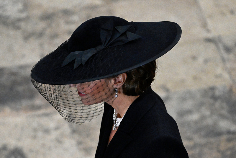 Кейт Миддлтон в украшениях Елизаветы II прибыла на похороны королевы вместе с детьми