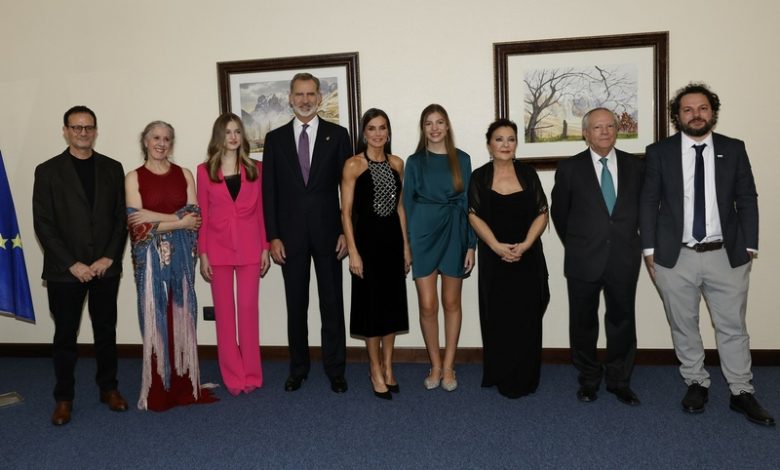 Фото - Король Испании Филипп и королева Летиция с дочерьми посетили концерт в Овьедо